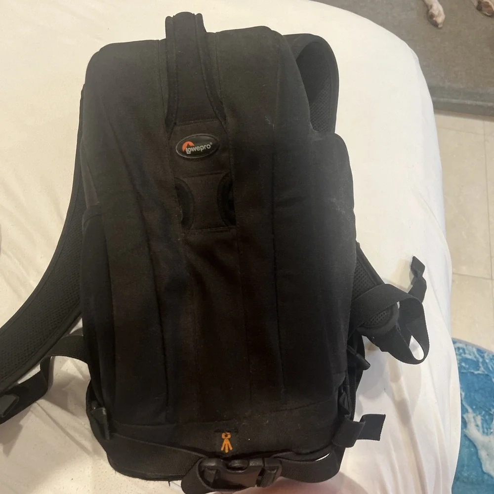Lowepro Flipside 200 Camera/Photography Padded Backpack (Black)